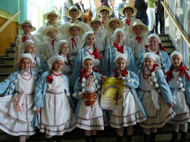 Zespół Pieśni i Tańca Racławice prezentuje pamiątkową nagrodę wywalczoną na przeglądzie w Łańcucie.