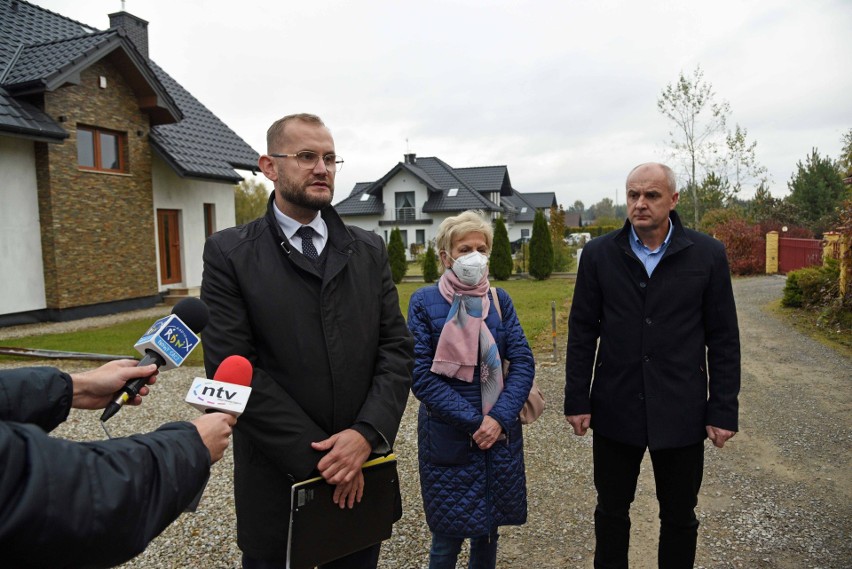 Nowy Sącz. Na Dąbrówce powstanie blok STBS bez zgody mieszkańców? Ponad 500 osób protestuje [ZDJĘCIA]