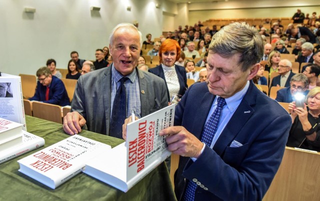 Były wicepremier i minister finansów prof. Leszek Balcerowicz gościł w piątek w Bydgoszczy. Podczas spotkania na Uniwersytecie Kazimierza Wielkiego w Bydgoszczy krytycznie oceniał reformy partii rządzącej. Mówił o zagrożeniach dla demokracji i gospodarki. Na UKW promował swoją nową książkę pt. „Wolność, rozwój, demokracja”.Zobacz również: Prognoza pogody(TVN Meteo, x-news)