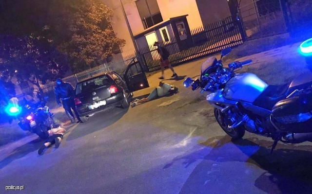 W miniony weekend policjanci z radomskiej drogówki pełniący służbę na motocyklach zatrzymali po pościgach dwóch pijanych kierowców. Jeden z nich uciekał ulicami Radomia jadąc pod prąd i spychając inne pojazdy do rowu oraz pieszych z przejść. Obaj kierowcy byli pijani. Oba pościgi znajdą w najbliższym czasie finał w sądzie.Fot. Policja