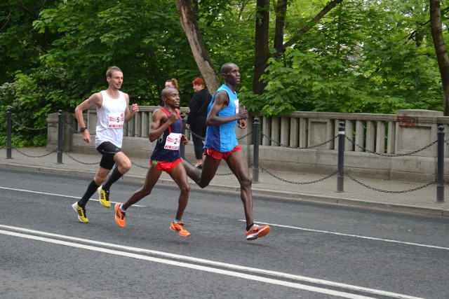 Bieg Fiata 2015. Wygrał Kenijczyk Abel Kibet Rop przed Joelem Mainą Mwangi, swoim rodakiem. Na trzecim miejscu był Ukrainiec Roman Romanienko.