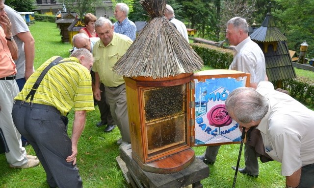 Stalowowolscy pszczelarze na terenie pasieki "Barć&#8221;.
