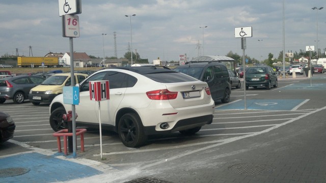 W tym miejscu postój jest zabroniony, ale kierowca tego samochodu najwyraźniej nie przejmuje się zasadami ustalonymi przez właściciela sklepu.