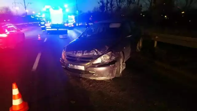 W czwartek, 7 grudnia późnym popołudniem na ul. Hetmańskiej doszło do wypadku. Samochód uderzył w barierę energochłonną, blokując jeden pas ruchu. W wypadku został ranny kierowca, którego przekazano załodze karetki pogotowia. Pożar samochodów na os. Piastowskim w Poznaniu - zobacz wideo: