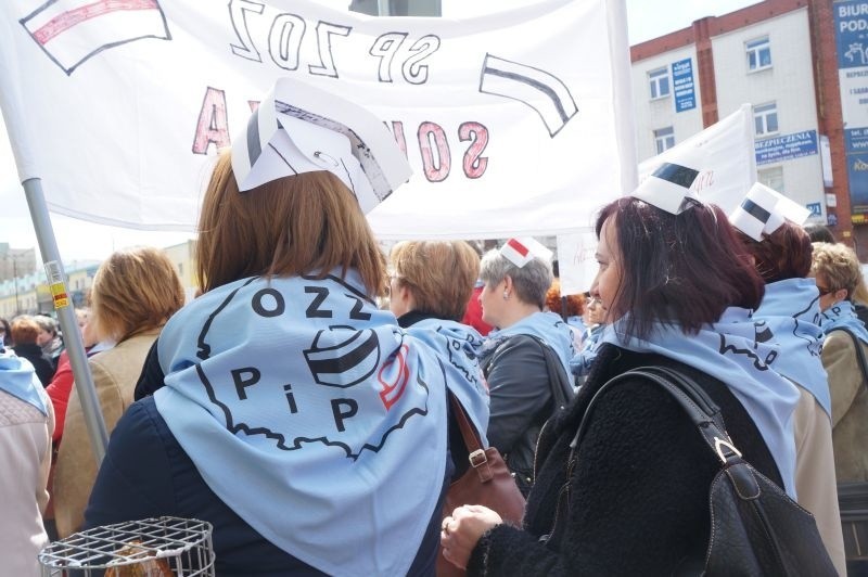 Protest pielęgniarek przed urzędem marszałkowskim