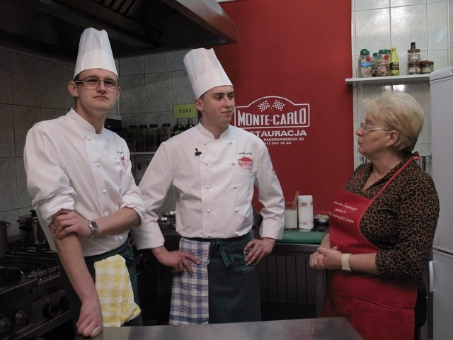 Wojewoda Bożentyna Pałka &#8211; Koruba razem z kucharzem Michałem Kubickim i Pawłem Ptasiem w trakcie przygotowywania do programu w restauracji Monte-Carlo.