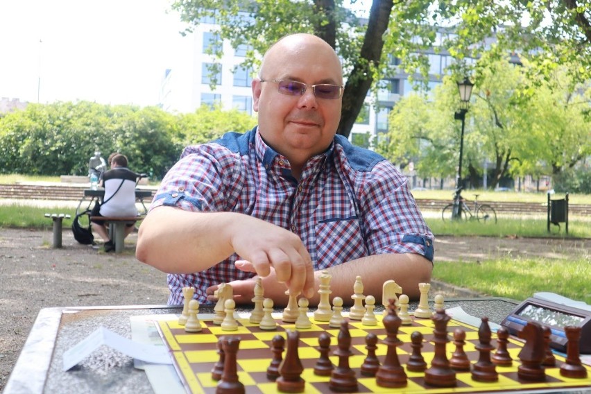 Międzypokoleniowy turniej szachowy w parku Staromiejskim. Rywalizowało ze sobą 30 amatorów szachów