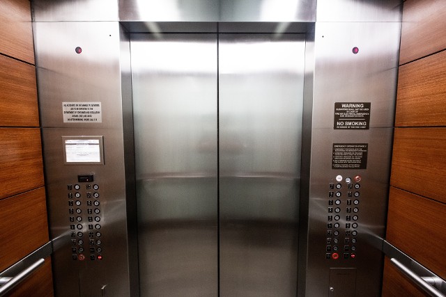 Aktualnie windy są montowane w gmachach, gdzie różnica poziomów posadzek pomiędzy pierwszą i najwyższą kondygnacją nadziemną przekracza 9,5 m.