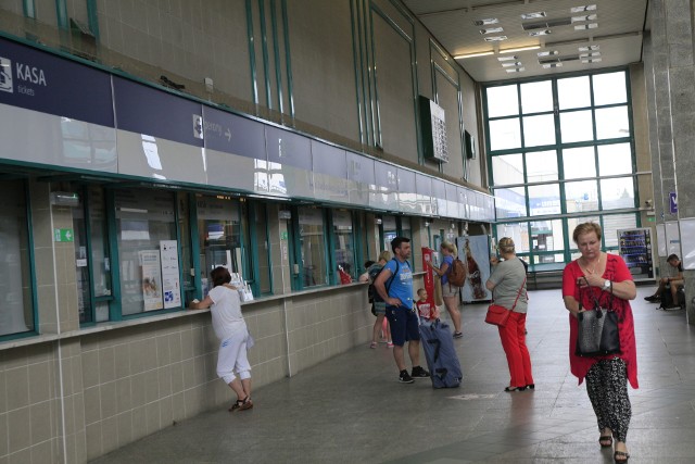 Kolejki po bilety na dworcach są coraz mniejsze, ponieważ podróżni coraz częściej kupują bilet w internecie
