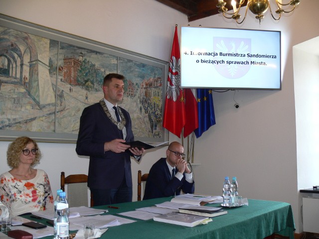 Burmistrz Sandomierza Marcin Marzec (w środku) przypomniał na ostatniej sesji, że w oczekiwaniu na ostateczną decyzję o strajku już prowadzi rozmowy z Miejskim Ośrodkiem Sportu  i Rekreacji oraz Sandomierskim Centrum Kultury w Sandomierzu,  na temat możliwości organizacji zajęć zastępczych.