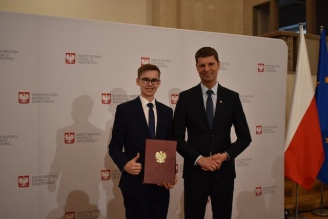 Bartłomiej Kojacz odbierał stypendium z rąk ministra edukacji narodowej Dariusza Piontkowskiego.