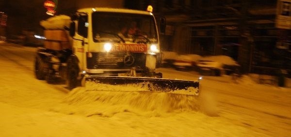 Pługi nie nadążają z odśnieżaniem