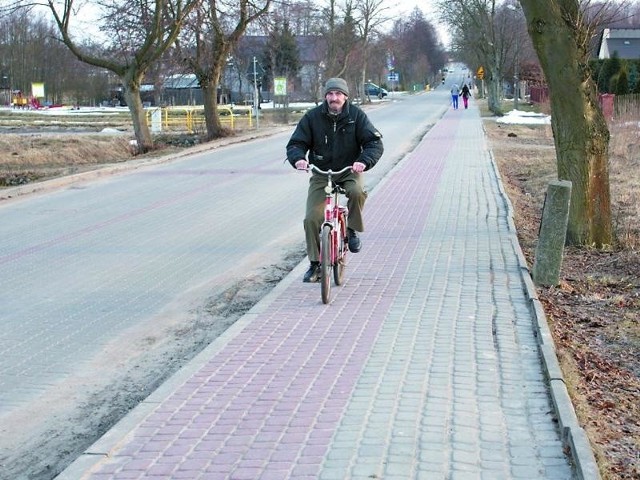 Trakt dla rowerzystów jest w lepszym stanie niż chodnik.
