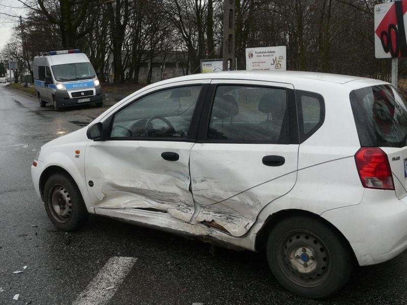 Wypadek na Obywatelskiej. Mężczyzna wymusił pierwszeństwo, ranna kobieta! [zdjęcia]