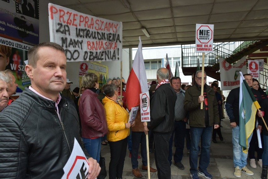 Mieszkańcy gminy Chełm protestowali przeciwko włączeniu kilku sołectw do miasta. Zobacz zdjęcia