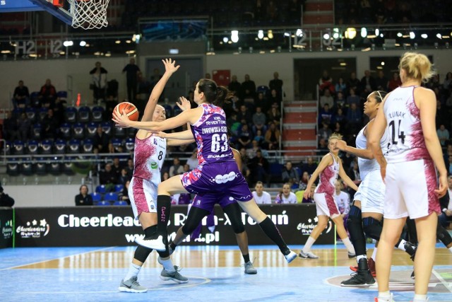 Artego Bydgoszcz wygrało na wyjeździe po dogrywce w Toruniu z Energą 85:76 w kolejnym meczu Basket Ligi Kobiet. Mecz miał dramatyczny przebieg. Dość powiedzieć, że w połowie III kwarty Energa prowadziła już różnicą 23 punktów i wydawało się, że wygra derby. Nasze panie rzuciły się jednak do odrabiania strat, doprowadziły do dogrywki i w niej rozstrzygnęły losy spotkania! Zobacz zdjęcia z Torunia >>>