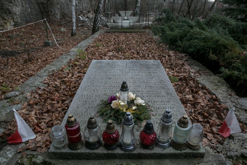 Kraków. Pomnik pomordowanych więźniów w kamieniołomie Libana niszczeje. Na renowację musi poczekać