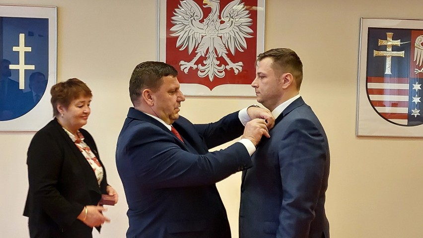 Pracownicy Powiatowego Urzędu Pracy w Ostrowcu Świętokrzyskim nagrodzeni medalami prezydenta Andrzeja Dudy. Zobacz zdjęcia