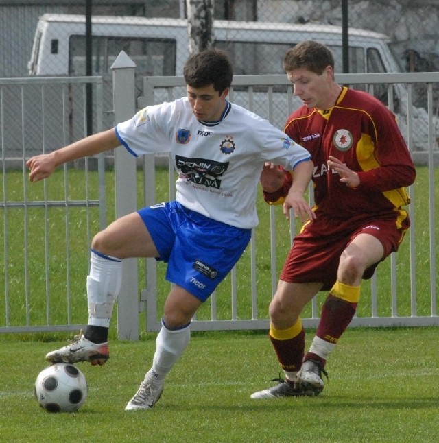 Piłkarze Stali Mielec (z lewej) urwali punkt Ładzie Biłgoraj.