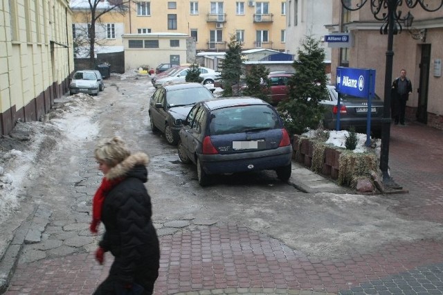 - Droga dojazdowa, parkingi, wjazd, wciąż zastawione są samochodami &#8211; opisuje mieszkanka budynku przy ulicy Sienkiewicza 10/12a w Kielcach.     