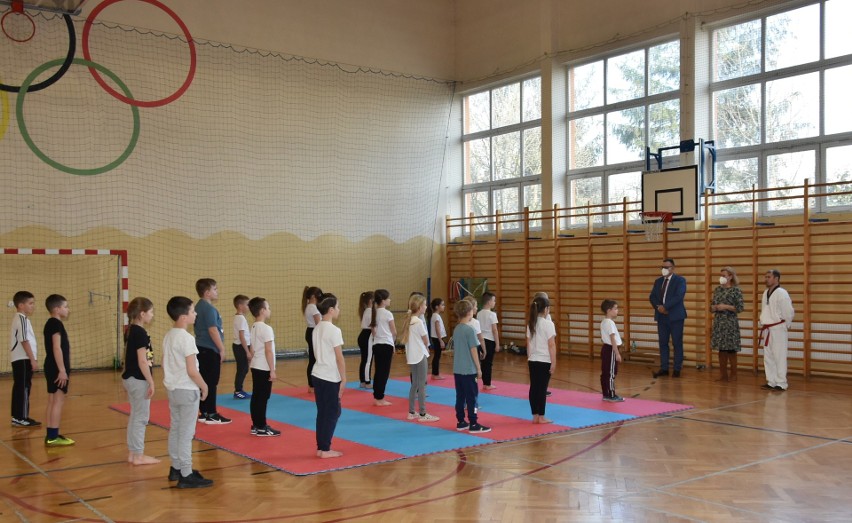 Dzieci z Iwanisk trenują taekwondo na zajęciach SKS (ZDJĘCIA)