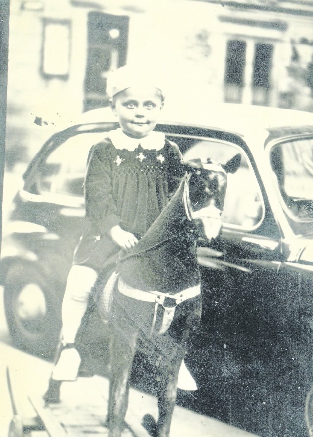 Rok 1958. Ten kucyk na kółkach "pracował" na ulicy Teofila Magdzińskiego, obok Hali Targowej.
