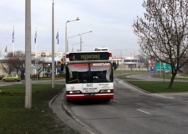 Autobusy komunikacji miejskiej pojawią się na przystankach z kilkuminutowymi opóźnieniami.