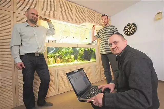 Mirosław Fryt (od lewej), Paweł Kunecki i Tomasz Hormański podczas testowania sterownika w 570-litrowym akwarium stworzonym na styl holenderski, w którym żyją paletki. (fot. Paweł Stauffer)