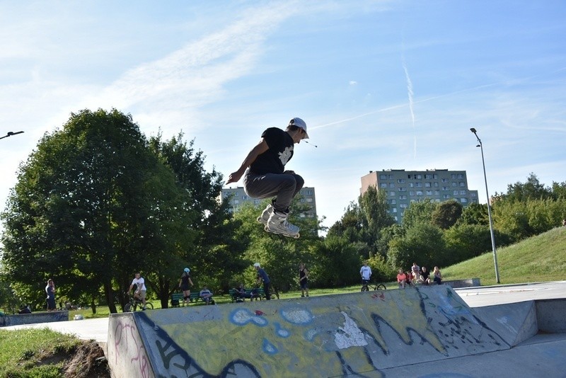 W skateparku na łódzkim Widzewie można przestać wierzyć w grawitację... Szalone ewolucje na rolkach, deskach i rowerach