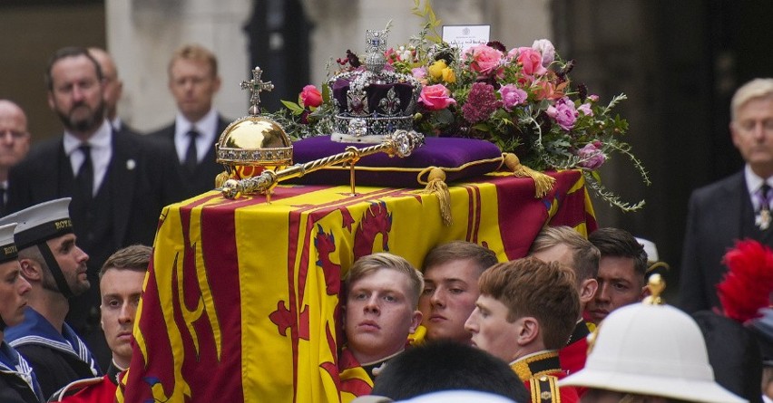 Pogrzeb królowej Elżbiety II. Władczyni Wielkiej Brytanii pożegnana przez tłumy