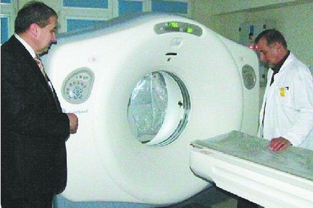 Dyr. Szałanda (z lewej) dumny jest z nowoczesnego, kupionego za 2,5 mln zł tomografu. Przechodzi on ostatnie testy i niedługo zacznie służyć pacjentom.