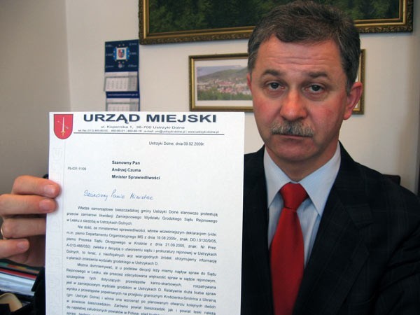 Burmistrz Henryk Sułuja pokazuje pismo protestacyjne do ministra sprawiedliwości.