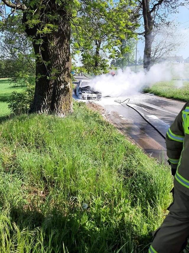 W Grubnie strażacy z OSP Rybieniec gasili dziś pożar samochodu