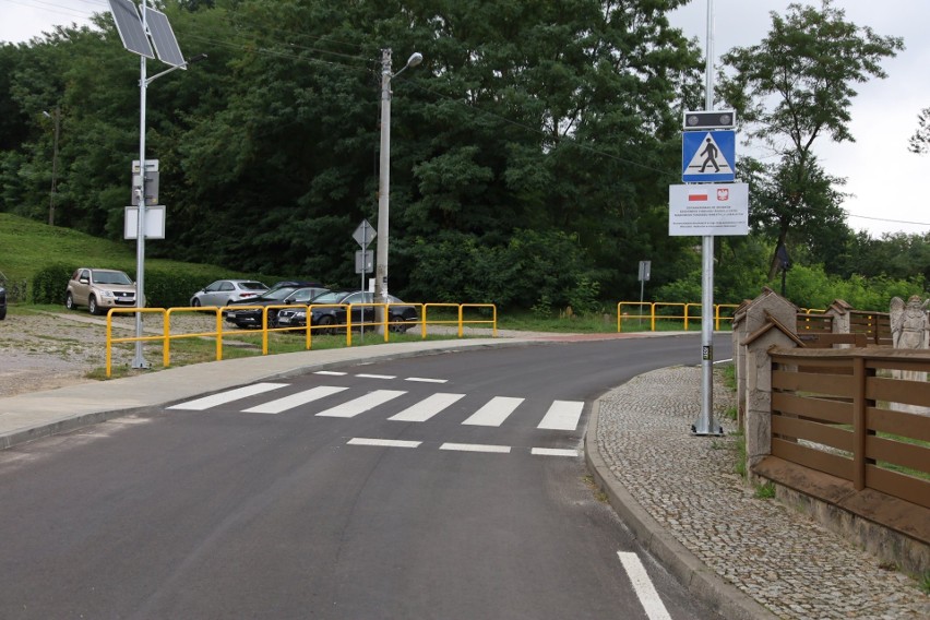 Pięć bezpiecznych przejść dla pieszych oddano do użytku w Staszowie, Niekrasowie i Brzezinach. Zobaczcie zdjęcia
