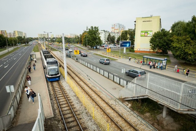 Kładka niebawem zniknie, a pojawią się nowe przejścia dla pieszych i światła.