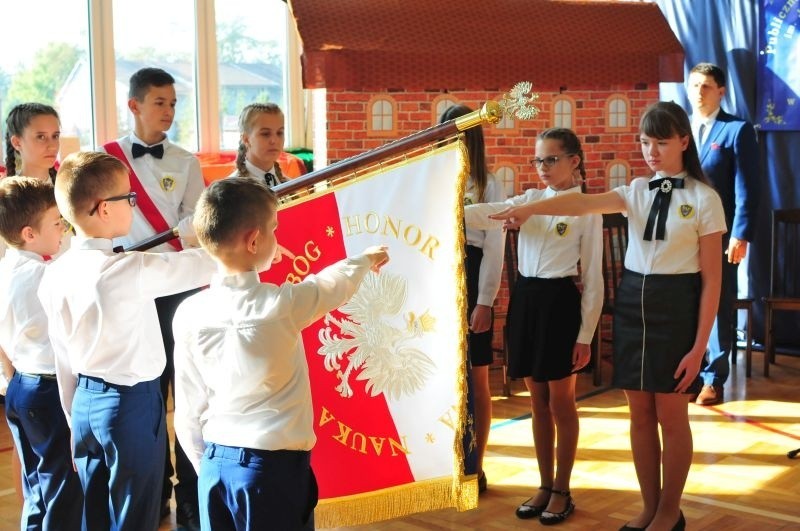 Szkoła podstawowa w Krzywosądzy dostała imię Janusza Korczaka. Szkolnej społeczności przekazano też sztandar
