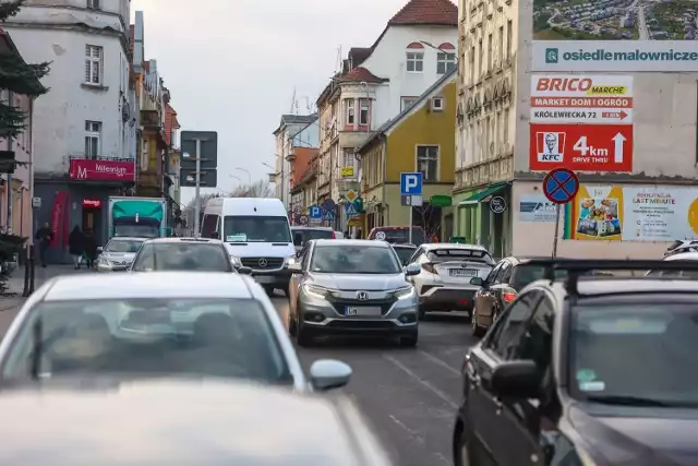 Zakorkowana ul. Średzka, około miesiąc po otwarciu obwodnicy Leśnicy.