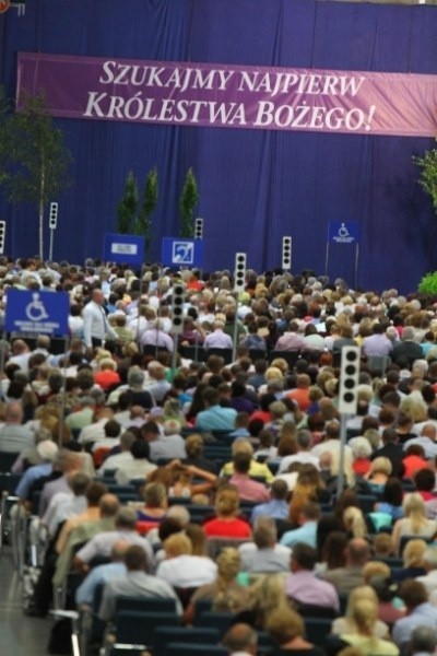 Kongres świadków Jehowy w Poznaniu: Tysiące wiernych na MTP