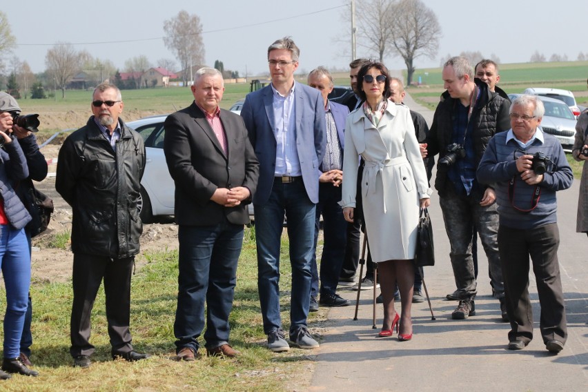 Uroczyste wbicie łopaty na budowie odcinka drogi wojewódzkiej numer 728 z Radoszyc do Łopuszna. Koniec inwestycji w październiku 2020 roku 