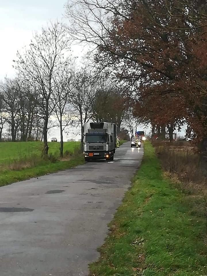 Na drogę pod Stargardem wyciekło z pojemnika przewożonego przez ciężarówkę 20 litrów alkoholu. 29 strażaków działało tam przez 4 godziny