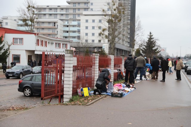 22.11.2020. Białystok, giełda staroci przed Klubem Rozrywki Krąg