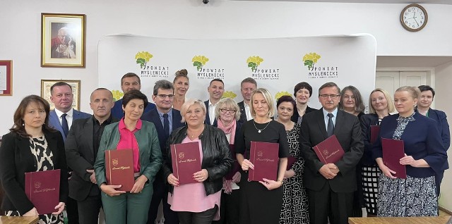 Nagrody starosty otrzymało dwadzieścioro pedagogów z siedmiu placówek prowadzonych przez powiat myślenicki