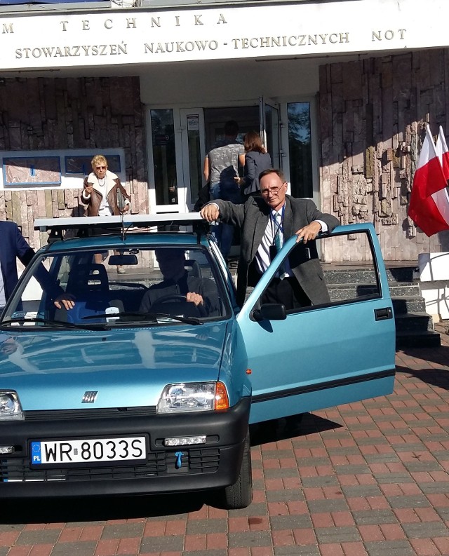 Sławomir Sokołowski z dumą prezentuje swój pojazd. Pracował nad nim wraz z uczniami z radomskiego „elektronika”.