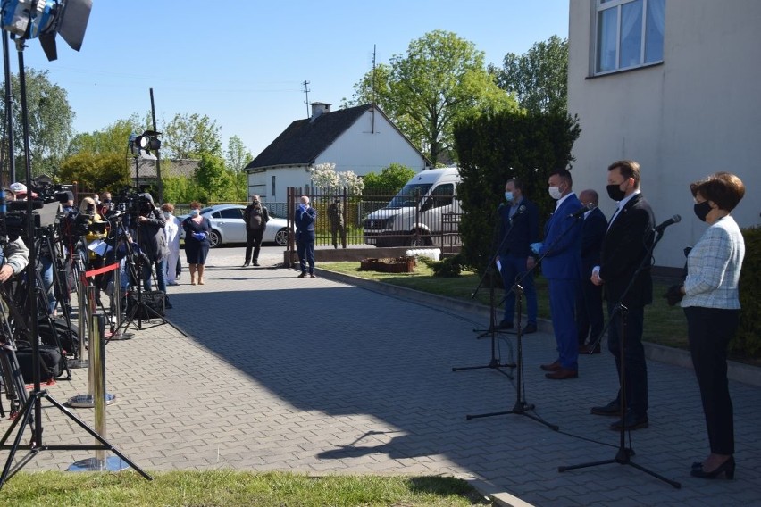 Koronawirus w powiecie białobrzeskim. Ministrowie przyjechali do Domu Pomocy Społecznej w Niedabylu. Zobacz zapis transmisji na żywo