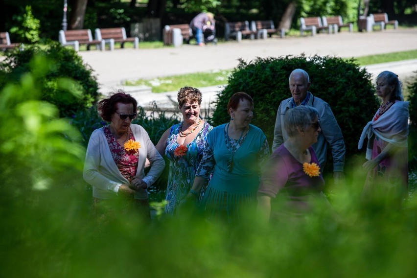 Seniorzy tańczą w Parku Planty. To ich sposób na aktywne...