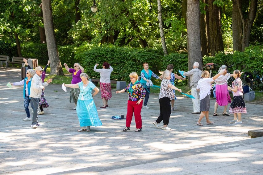 Seniorzy tańczą w Parku Planty. To ich sposób na aktywne...