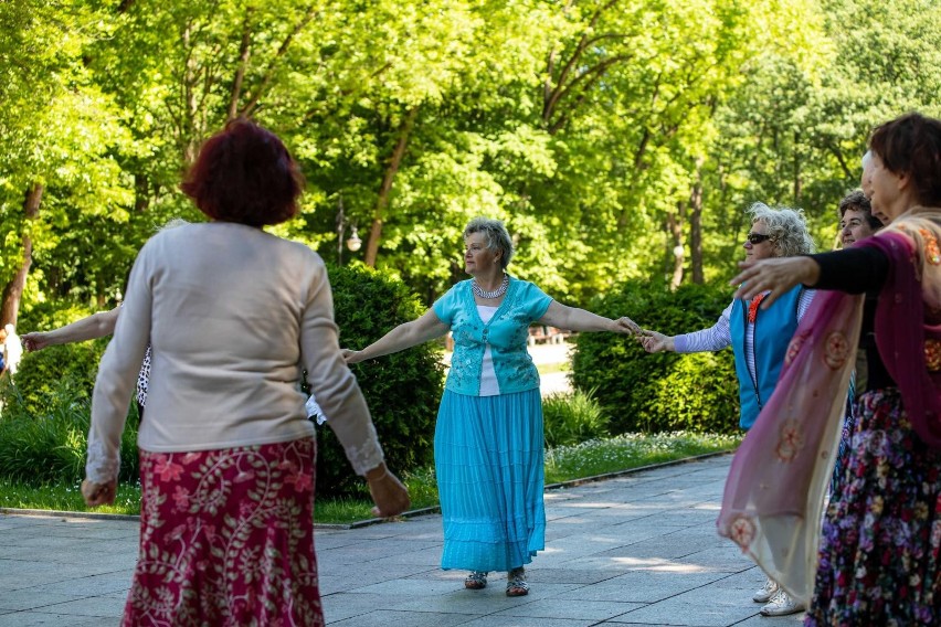Seniorzy tańczą w Parku Planty. To ich sposób na aktywne...