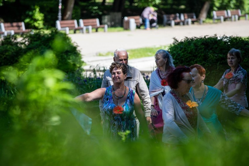 Seniorzy tańczą w Parku Planty. To ich sposób na aktywne...