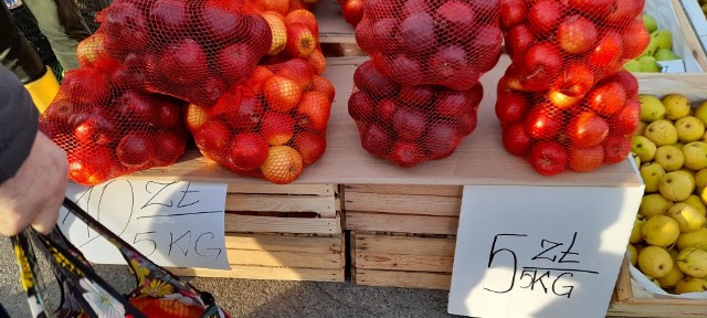 Sprawdziliśmy ceny popularnych owoców na giełdzie w Sandomierzu. Po ile można było kupić jabłka, gruszki, bakalie i miody w sobotę, 4 grudnia?Sprawdźcie w naszej galerii na kolejnych slajdach.