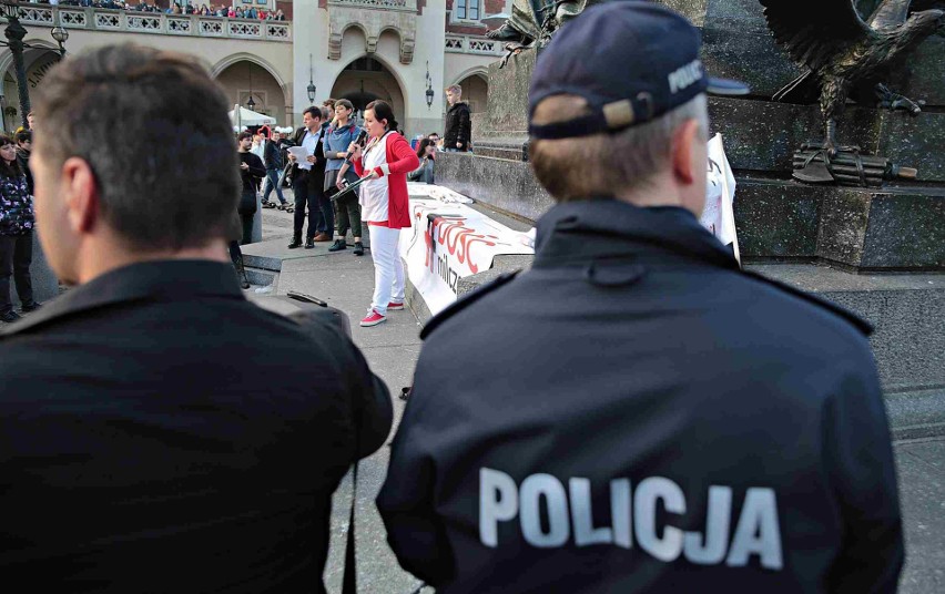 Pod hasłem "Polska wolna od Kościoła!" protestowali uczestnicy zgromadzenia na krakowskim Rynku